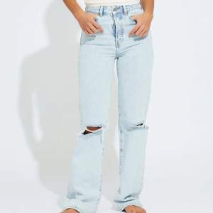 säljer dessa jeans då jag inte har någon användning av dem. storlek 24/32, skulle säga är 32/34 i vanliga storlekar. köpta på BikBok för 599:- i våras och har använts 2-5 ggr. köpare står för frakt☺️