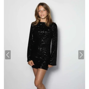 Shine dress  - Säljer denna slutsålda klänningen från Meet Me There i storlek S/M. Den satt lite tajt på mig så säljer till någon annan 💕Klänningen är helt ny, prislapp sitter kvar💕(Nypris var 500 kr plus frakt.)