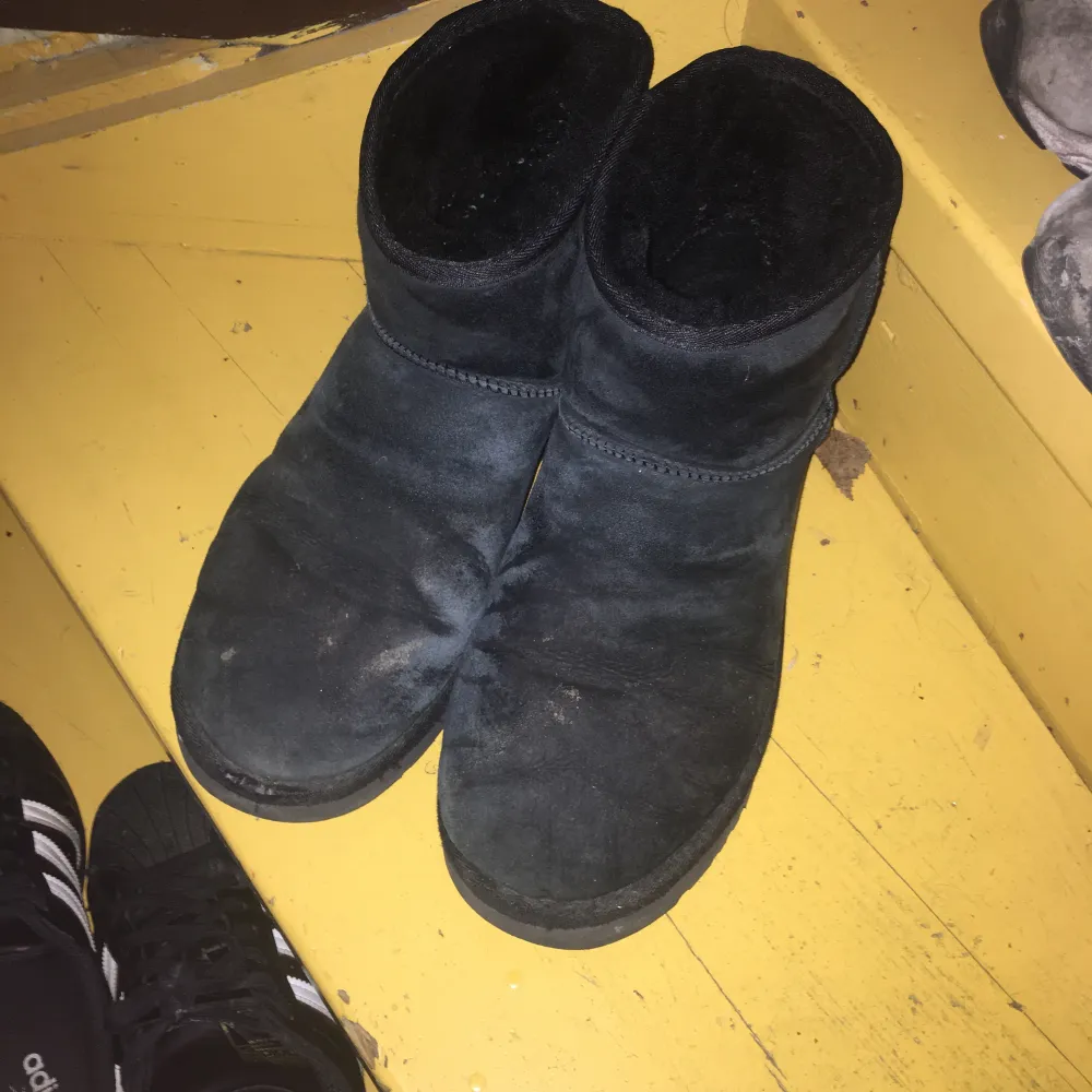 äkta svarta uggs i storlek 45 som jag inte använder längre. har bara använt förra vintern och de är lite smutsiga men går säkert att få bort. Skor.