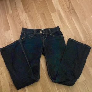 Levis Jeans  - Jag köpte dem här på plick men det var försmå för mig. Hoppas de kan passa någon annan