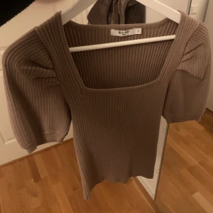 Stickad topp - En stickad topp från nakd💕 väldigt lite använd. 