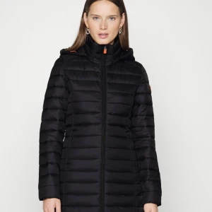 Save the duck-Giga Carol-Vinterkappa-St XL - Jättefin vinterkappa från märket Save The Duck i St XL. Helt oanvänd, helt ny och fläckfri. Köpt för 2600kr, säljer för 2000kr. 