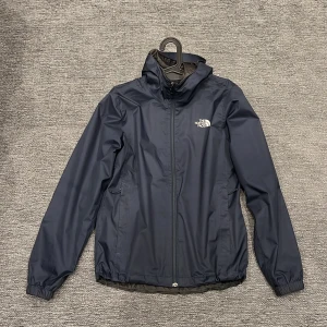 The North Face Vindjacka  - Nypris: 1000kr  Används ett fåtal gånger, vill få bort pga att den inte passar längre. Storlek S men skulle kunna passa M också för att den är stor i storleken. Pris kan diskuteras vid snabbköp. Köparen står för frakt! 