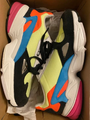 Färgglada adidas skor  - Färgglada adidas skor i storlek 38 2/3. 💕💚❤️