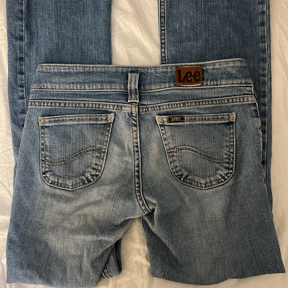 Low waist jeans i märket Lee💕 Dom är nästan aldrig andvända. Säljs på grund över att de inte kommer till andvändning, jag är 163/164 . Jeans & Byxor.