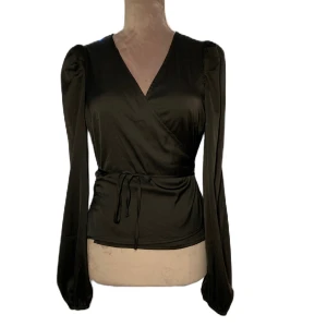 Svart Silkesblus  - Svart blus i silke. 