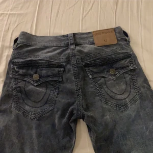 True religion jeans - Gjord för herrar men fungerar lika bra på tjejer. Säljer för att de var lite stora på mig… dom här jeansen skriker y2k !