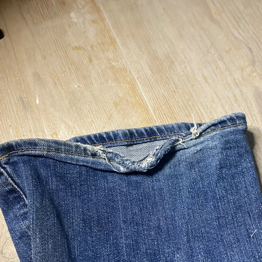 Ett par blåa jeans som är lite upprivna på botten men det går att fixa om man vill. Jeans & Byxor.