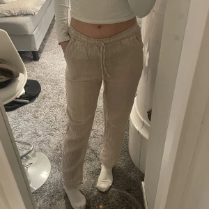 Linnebyxor  - Linnebyxor från Design by Si i storlek S, säljer pga för små 💗