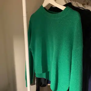 Supersnygg lite kortare tröja i en så fin grön färg!!