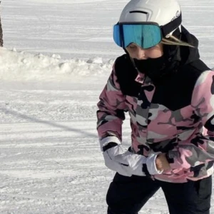 Rosa skidjacka  - Hej, Säljer min rosa skidjacka då jag ska köpa ny. Det är en S och sitter jätte bra på mig som är en 36 i andra storlekar. Det blåser inte igenom den och man kan ha luvan över hjälmen utan problem☺️ Priset kan diskuteras så båda blir nöjda vid snabb affär!