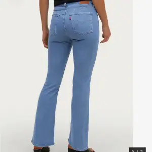 Levis jeans 725, bootcut ❣️ nypris 999kr, aldrig använda. Sitter bra på mig som är 167. Pris kan diskuteras 