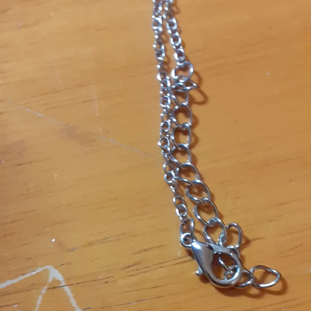 En jätte fin halsband som jag har köpt för ett tag sedan mwn kommer inte alls till användning. Jag har använt den 1-2 gånger. Skriv priv för mer info :)  Frakten kostar 15kr :). Accessoarer.