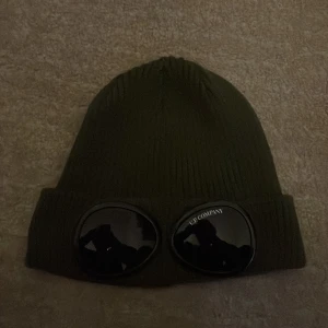 Cp company  - Hej jag säljer en c.p.company mössa den är knappt andvänd. Mössan är i ett bra skick och den är äkta, ny pris är 1200. Kontakta om du vill ha mera information 👍