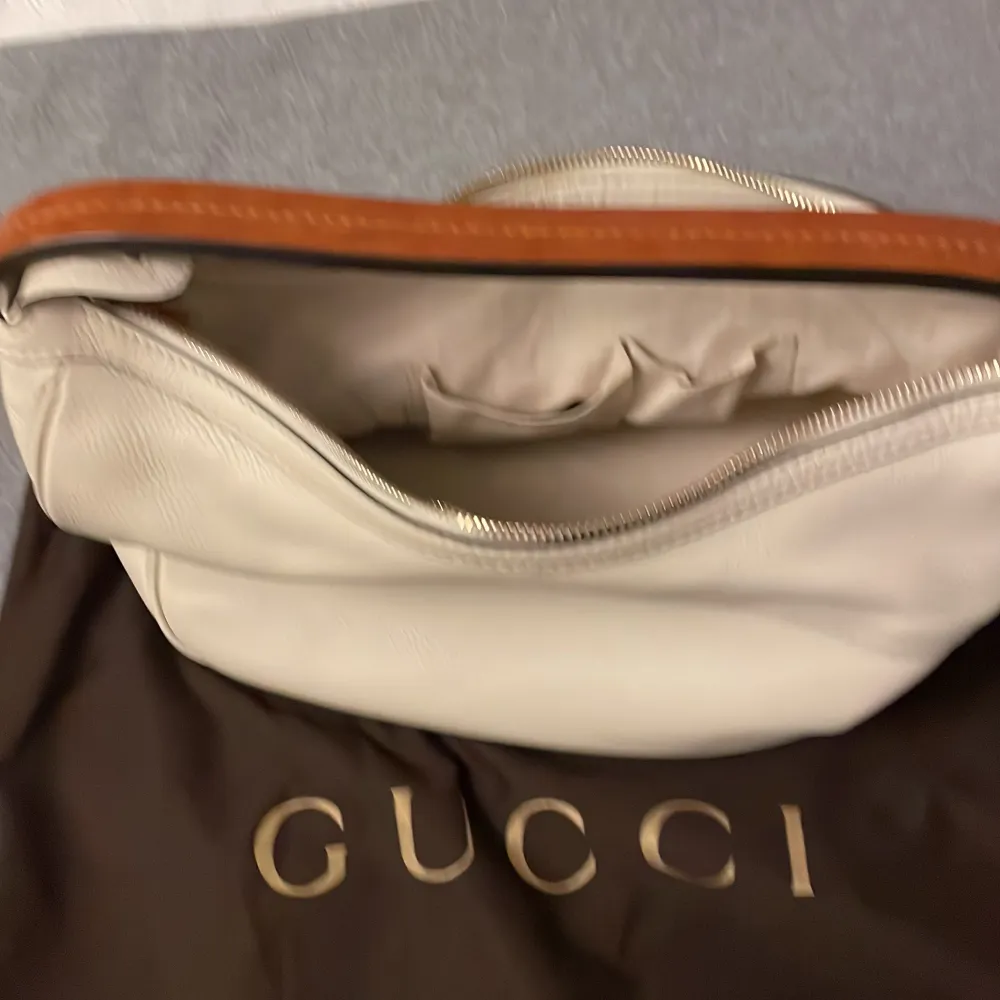 Pre-owned Gucci medium Madison leather shoulderbag, inköpt 2021 på Miinto. Använd fåtal gånger. Nyskick. Cirka 39x23 cm. Flera fack. . Väskor.