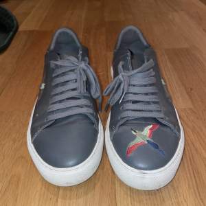 Axel arigato skor i storlek 41.  Clean 90 bee bird sneaker.  Använda ca 3-4 gånger och ser ut som nya.  Köpt på arigato butiken i Sthlm.  Nypris: 2400 kr