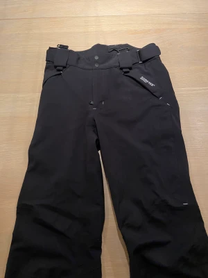 Peak performance skidbyxor - Peak performance softshell GOER-TEX skidbyxor i storlek M. Dessa köptes som par till den rosa skidjackan i min profil.