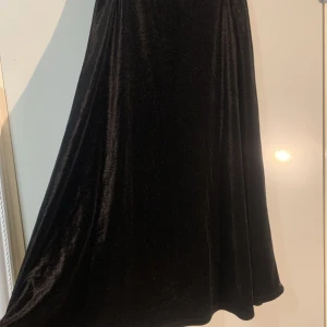 Svart kjol sammet  - Kjol från Gina-Tricot.