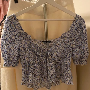 Fin topp med blommönster - Super söt topp med en liten rosett fram, använd några gånger, syns liiite på sömmarna om man kollar väldigt noga på insidan. 
