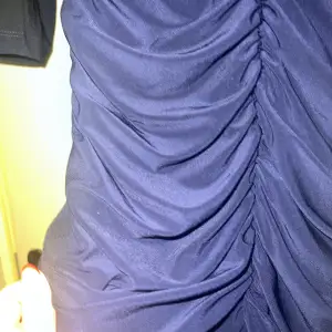 Mörkblå draperad klänning 