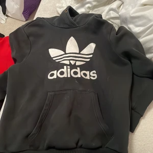 Adidas hoodie - Svart adidas hoodie väll använd men ej trasigt 