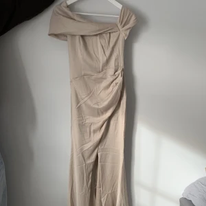 Balklänning  - Säljer denna väldigt eleganta, helt oanvända balklänning, endast provad en gång, från ASOS. (Köpt för 1569kr) Kontakta för frågor eller fler bilder!  Priset kan diskuteras, vill bli av med den 😊