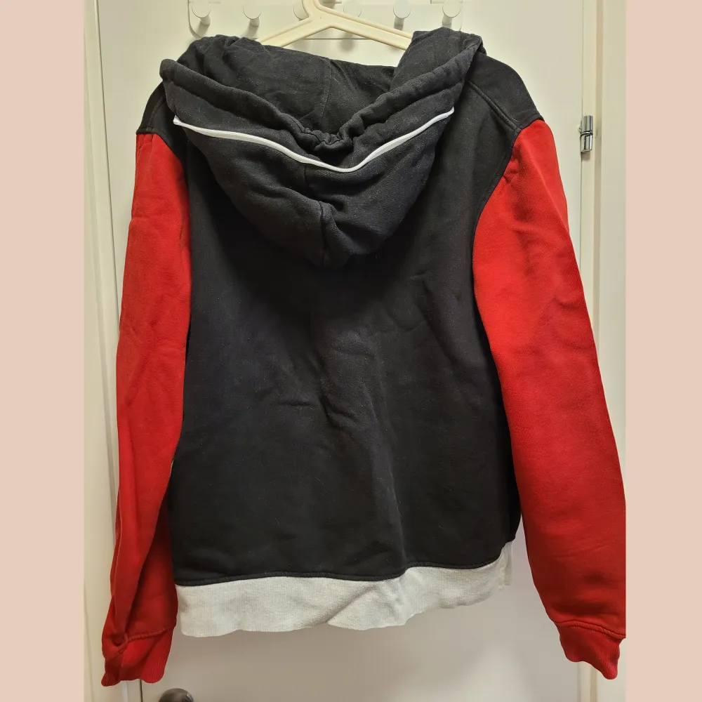 Size m black white and red hoodie. Lightly used with great condition 80% cotton. Has a hood pocket with a zipper. Feel free to contact for more info & Swedish. . Hoodies.