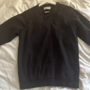 Svart bas sweatshirt - Jag säljer en av mina bas tröjor eftersom den har blivit alldeles för liten för mig. 