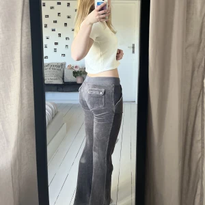 Juicy byxor  - Så sköna juicy byxor i storlek Xs, men passar mig med S. Äldre modell. Handuksliknande material. Spegeln är smutsig å därför ser det ut som en fläck på byxan. 450kr