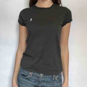 Ralph lauren topp - Topp från ralph lauren. Ska vara svart men ser lite mörkgrön ut i verkligheten. 