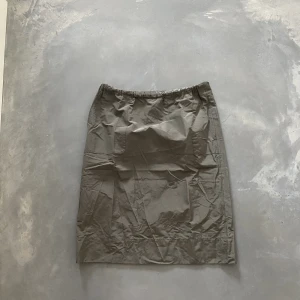 Kjol grunge - Nyskick. Strl 38. För liten på mig som är en 40, så den är true to size. Grön/grå. 