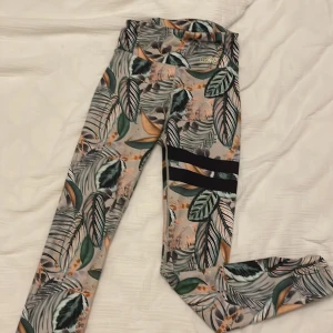 Träningstights - Säljer dessa stronger träningstight då dem knappt kommit till användning. Ordinarie pris för helt nya 700.