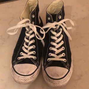 Converse  - Svarta converse i storlek 41,5. Ser typ nya ut med lite märken på gummit men går att ta bort om man skulle vilja. Så snygga och passar till allt.💕