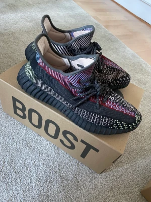 Yeezy boost 350 yecheil - Yeezys. Knappt använda skulle säga att dem är 9/10 i skicket stått och dammat i garderoben mer eller mindre sen den köptes. Storlek 43 1/3  Kvitto finns.