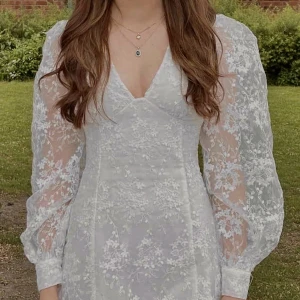 Klädning - ❗️sjukt många som vill köpa, så det blir en aktion❗️ Super fin och perfekt klädning nu till studenten, använd en gång så i helt nyskick! 🤍 ❗️insydd några mm vid axlarna❗️ ❗️❗️köp direkt 1400kr ❗️❗️