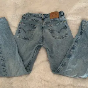 Levi’s jeans 501 i storlek W30 L34. Är i bra skick säljer då dom e för små och lite korta i min smak o jag är 171. Köpta för 450 säljer för 250. Kontakta för fler bilder eller frågor💗
