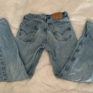 Levi’s 501 jeans - Levi’s jeans 501 i storlek W30 L34. Är i bra skick säljer då dom e för små och lite korta i min smak o jag är 171. Köpta för 450 säljer för 250. Kontakta för fler bilder eller frågor💗