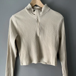 Zip-tröja från monki - Tröja från Monki i storlek m. Flitigt använd, men i väldigt bra skick. Lite kortare modell. 