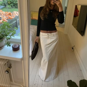 Långkjol - Jättefin slutsåld långkjol från Ella Karberg x NAKD. Köpt i strl 42 men insydd hos skräddare till strl 38 pga min storlek var slutsåld. Jag är 178 lång.