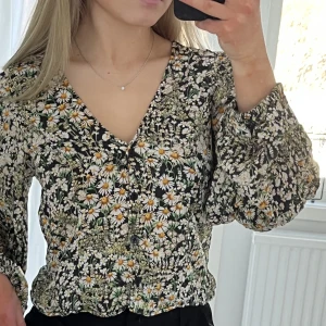 Blommig blus  - Från h&m, använd endast en gång