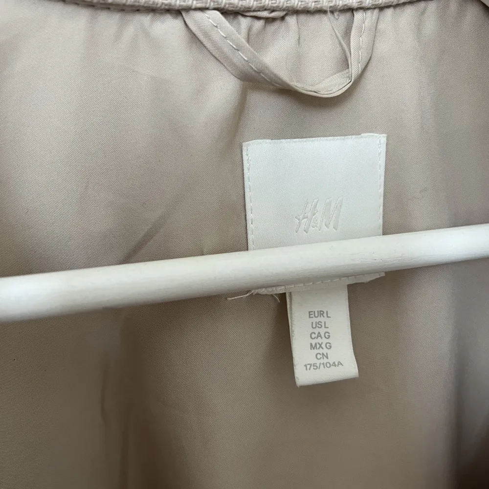 Säljer en oanvänd jacka från H&M.  Öppen för prisförslag 💞. Jackor.