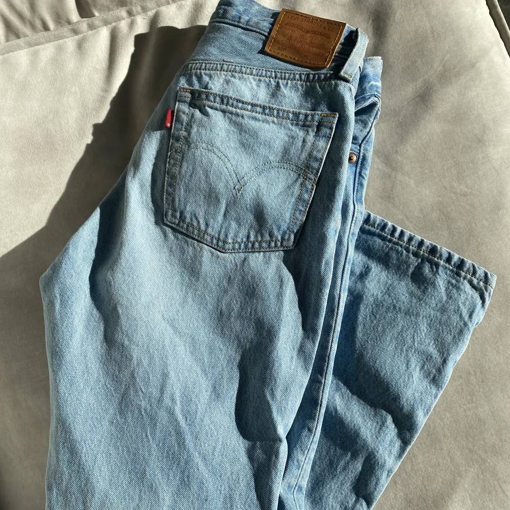 Säljer dessa 501. Använda fåtal gånger så är som nya. Säljer då de är för små på mig🥹. Jeans & Byxor.