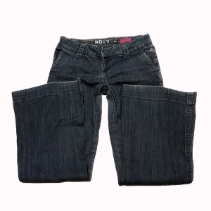 Y2K lågmidjade bootcut jeans - Lågmidjade bootcut jeans i storlek M! De är för snygga! PS: kolla igenom mitt konto ni kommer hitta många y2k och vintage plagg! Midjemått: 39cm tvärsöver Innerbenslängd: 80cm