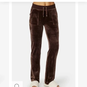 Bruna juicy byxor -  helt nya juicy byxor! Använda 3 gånger typ och säljer för att dom är för små😢😢kan byta mot röda,rosa,blå,mörkblå,svart i storlek M