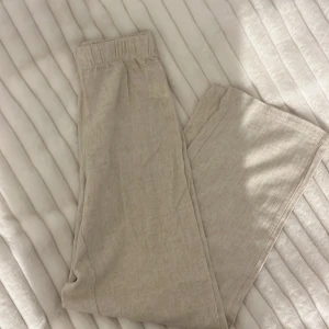 Linnebyxor - Säljer dessa beiga linnebyxor som nästan aldrig har använts😊Säljs pågrund av att jag inte använder dem💓Skriv för fler bilder🫶🏻Tryck inte på köp nu☺️