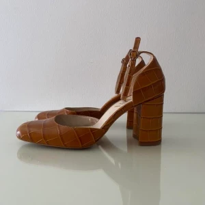 Klackar  - Zara Mary Jane klackar gjorda av texturerat fejk läder  