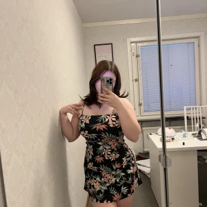 Klänning - Klänning från H&M. Sitter jätteskönt och fint. 