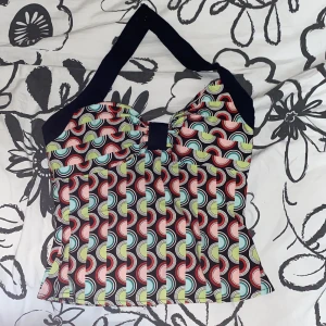 Flerfärgad topp - En jättefin topp som funkar för alla tillfällen. Har en dragkedja bak. Formar brösten. Storleken är är 36/S. Köparen står för frakten ❤️