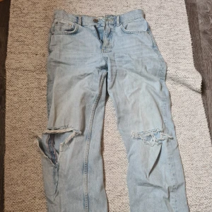 Damjeans i storlek 32 - Ett par fina damjeans i storlek 32 i straightcut. Fina och sköna jeans i bra skick