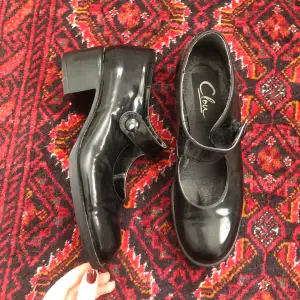 Svarta lackade Mary jane skor jag köpt secondhand. De är lite slitna där av priset.